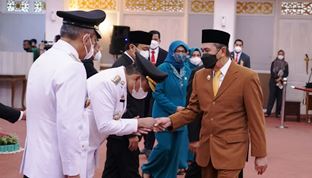 Gubernur Riau Syamsuar menyalami Pj Walikota Pekanbaru Muflihun dan Pj Bupati Kampar Kamsol usai pelantikan di Gedung Daerah Riau.